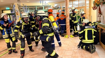 Feuerwehrleute, Übung, vor der Rezeption